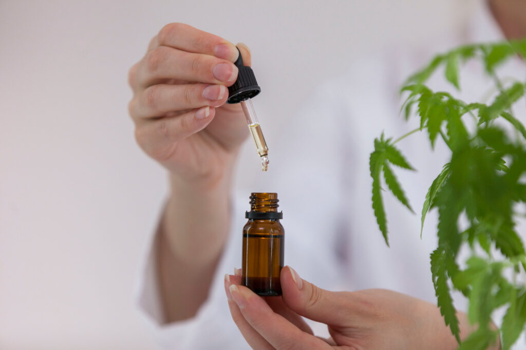 Buteleczka olejku CBD w ręce